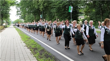 Gut gelaunt marschierten die Umzugteilnehmer (hier die Elmer Schützendamen) auf knapp zwei Kilometern vom Elmer Dorfmittelpunkt zum Festplatz „Hohe Heide“. Fotos: Schomaker