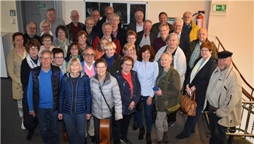 Gut gelaunt waren die Teilnehmerinnen und Teilnehmer des Treffens zum 50. Jahrestag ihres Abiturs im Gymnasium Nordenham.