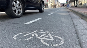 Ein Auto fährt dich an dem Schutzstreifen für Fahrradfahrer auf der östlichen Bahnhofstraße in Nordenham vorbei.