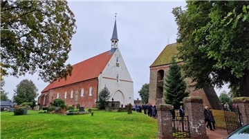 Gut vier Jahre ist das Feuer her. Nach einer aufwendigen Renovierung konnte die Golzwarder Kirche nun wiedereingeweiht werden.