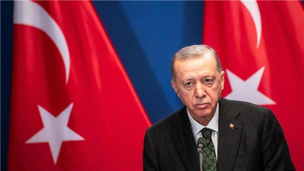 Kommunalwahl in der Türkei: Erdogans AKP droht Rückschlag Gut zehn Monate nach seiner Wiederwahl gilt die Abstimmung als Stimmungstest für den Präsidenten und seine AKP: Recep Tayyip Erdogan.