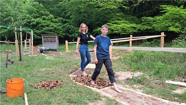 Gut gemacht, Landjugend! Die 72-Stunden-Aktion in Bildern Gut zu Fuß: Die Landjugend Köhlen hat einen Pfad der Sinne gebaut, auf dem Besucher barfuß verschiedene Materialien aus dem Wald wie Holz oder Tannenzapfen spüren können.
