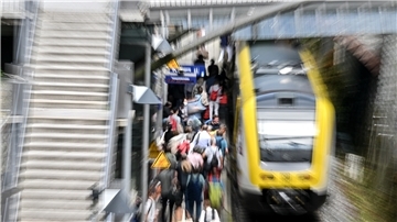 Ein voller Bahnsteig.