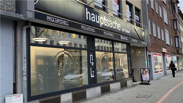 Kamm in: Das sind die krehaartivsten Friseurnamen zwischen Wesermarsch und Elbe Gute Frisuren sind die "Hauptsache" dieses Bremerhavener Friseursalons.