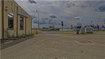 Gute Lage, schlechter Zustand: Das Lokal Panorama Bucht am Kaiserhafen in Bremerhaven ist zur Ruine verkommen. Lange Zeit hieß es Hafenklause. Der Fotograf Thomas Damson hat die Reste des Lokals durchstreift - fotografierend und nachdenklich.