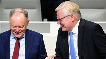 Gute Laune bei SPD und CDU: Niedersachsens Minsterpräsident Stephan Weil freut sich zusammen mit Wirtschaftsminister Bernd Althusmann von der CDU.