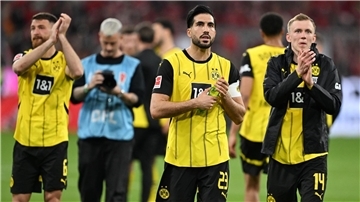 Gute Reaktion in München: Die Dortmunder Spieler um Kapitän Emre Can (M) und Torschütze Maximilian Beier (r) applaudieren ihren mitgereisten Fans nach dem Schlusspfiff.