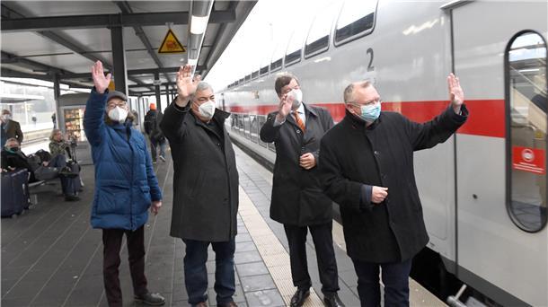 Zum Abschied des ersten IC nach Köln winkt die Politik. 