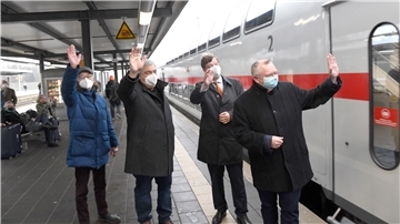 Zum Abschied des ersten IC nach Köln winkt die Politik. 