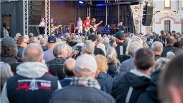 Gute Stimmung beim Abschlusskonzert des 14. Musiksommers. Zum Auftritt der Band "Floyd Unlimited" kamen noch einmal rund 3000 Menschen.