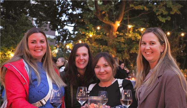 Gute Stimmung: Das Weinfest vor der Nordenhamer Jahnhalle lockte rund 170 Gäste, darunter auch diese vier Frauen.