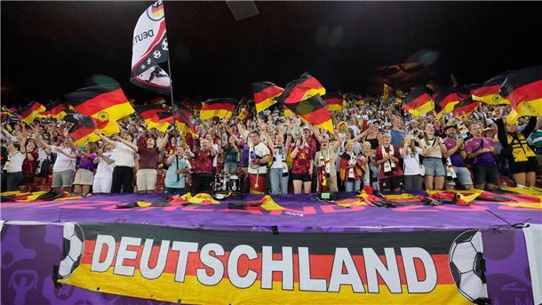 Laura Ludwig über Fußball-EM: „Coole Atmosphäre hier“ Gute Stimmung unter den Deutschland-Fans - aber nur vor dem Spiel.