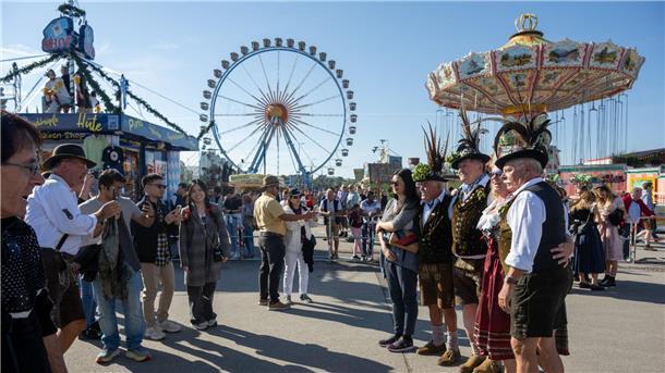 Der Wirte-Einzug ist der erste Höhepunkt der Wiesn Gute Stimmung zum Wiesn-Auftakt.