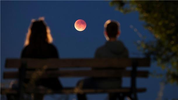 Bilder des Tages Guter Mond, du gehst so stille, durch die Abendwolken hin.