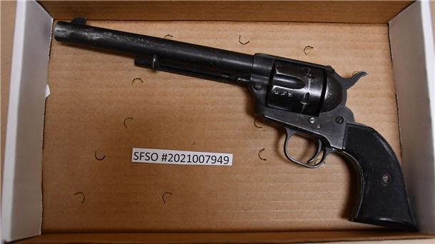 Strafmaß für verurteilte „Rust“-Waffenmeisterin im April Gutierrez-Reed hatte den Revolver geladen, der dann Baldwin gereicht wurde.