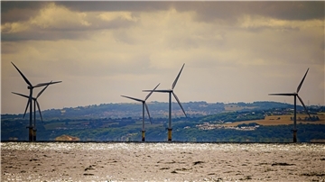 Gwynt y Mor von RWE, der zweitgrößte Offshore-Windpark der Welt, liegt acht Meilen (etwa 13 Kilometer) vor der Küste von Nordwales in der Liverpool Bay.