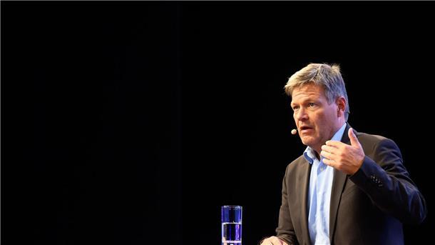 Strafzölle gegen E-Autos - Habeck will politische Lösung Habeck fordert faire Wettbewerbsbedingungen - auch gegenüber China.