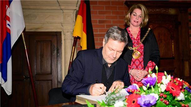 Habeck: Bündnisse der Demokraten sind Gegengift gegen Rechts Habeck trug sich in das Goldene Buch der Hansestadt ein.