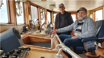 Haben an Bord der „Elbe 1“ in Cuxhaven das Kommando: Hermann Lohse (rechts) und Bernd Petersen. Das Feuerschiff ist, im Gegensatz zur „Elbe 3“ in Bremerhaven, top in Schuss. Ihr Geheimnis verraten sie im Artikel.