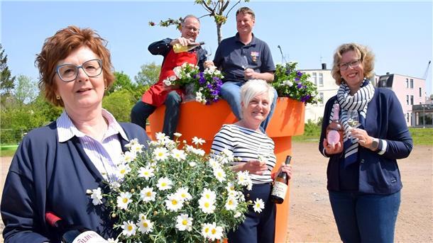 Nordenham: Diese Veranstaltungen finden demnächst im Pop-up-Park statt Drei Frauen und zwei Männer werben für eine Veranstaltung.