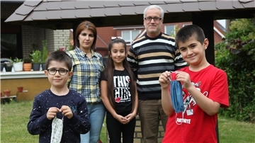 Haben besonders auf alle Corona-Regeln geachtet: Die aus Syrien Geflüchteten Asaad Waadalla und Abdulfatah Siham und ihre Kinder Malak, Khalil und Abdullah.