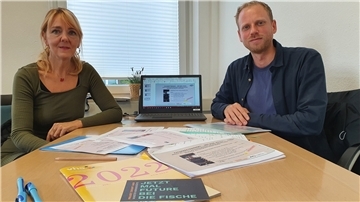 Haben das Weiterbildungsangebot gemeinsam entwickelt: Dr. Marie-Louise Rendant von der Volkshochschule im Landkreis Cuxhaven und Gerke Rademacher vom Zukunftsprojekt Ahoi! in Wurster Nordseeküste.