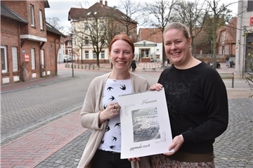 Das Foto zeigt Annika Holst und Janina Meinke. 