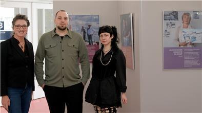 Haben die Ausstellung vorbereitet (v. li.): VHS-Fachbereichsleiterin Belén Gaudioso Simón, Sebastian Linke, zuständig für die Öffentlichkeitsarbeit, und Auszubildende Natalie Kurze, die die Fotos anfertigte.