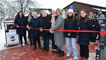 Haben die Dorfmitte 2.0 feierlich eröffnet: Geestlands Bürgermeisterin Gabi Kasten (Erste von links), Ortsbürgermeisterin Ellen Frank (Dritte von links), Kinderortsbürgermeister Tom von der Lieth (Fünfter von links) und die stellvertretende Ortsbürgermeisterin Katja Giese (Dritte von rechts).