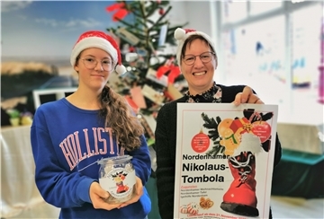 Haben die Nikolaus-Tombola von NMT gemeinsam vorbereitet: Praktikantin Rieke Luitjens (links) und Mitarbeiterin Svenja Faehse.