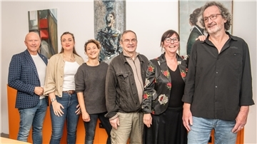 Haben die Qual der Wahl - die Mitglieder der Jury für den Bremervörder Kunstpreis 2022: Michael Hannebacher (von links), Sabrina Adeline Nagel, Assia Bouraada, Prof. Bernd Müller-Pflug, Anja Schlesselmann-Janssen und Andreas von Glahn.