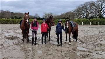 Haben eim erfolgreiches Traininsgwochenende auf dem Hof Fehrmoor absolviert: Alea Greiner mit El Dorado (von links), Sophia Goiny mit Chacco's Son und Anna Richter mit Bjirmens Ewina.