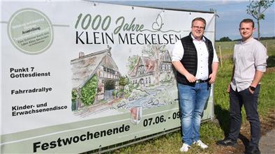 Das Foto zeigt Nico Burfeind und Janik Stemmann vor einem Festbanner. 