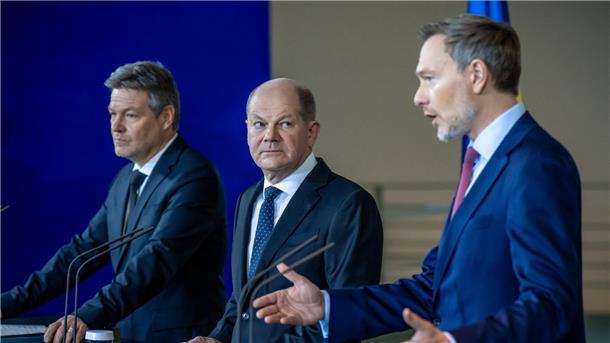 Kritik an Sparpaket der Bundesregierung - Änderungen möglich Haben sich auf einen Kompromiss beim Bundeshaushalt 2024 geeinigt: Wirtschaftsminister Robert Habeck (l), Kanzler Olaf Scholz (M) und Finanzminister Christian Lindner.