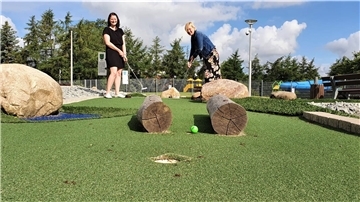 Haben viel Spaß bei ihren ersten Schlägen seit Oktober vergangenen Jahres: Beke Dahl (links) und Ann-Kathrin Köntopp von der Tourist-Info beim Probespiel. Am Sonnabend ist die Adventure-Golf-Anlage im Kurpark von Bad Bederkesa wieder geöffnet – zwei Wochen früher als geplant.