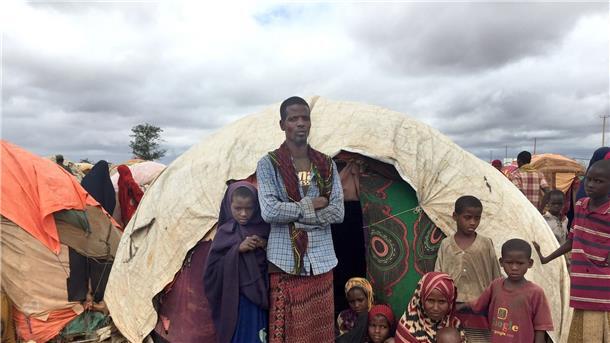 Habibas Familie lebt in einer zeltartigen Hütte in einem Flüchtlingslager in Somalia.