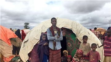 Habibas Familie lebt in einer zeltartigen Hütte in einem Flüchtlingslager in Somalia.