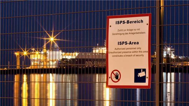 Häfen gelten als große Lichtemittoren. Sobald Leuchtmittel auf den Terminals nur noch bei Bedarf eingesetzt werden (NPorts hat sich bereits auf diesen Weg begeben) ist in Sachen „natürliche Nacht über dem Wattenmeer“ zumindest ein Anfang gemacht.