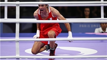 Hält dem Druck stand: Algeriens Boxerin Imane Khelif holt eine Medaille.