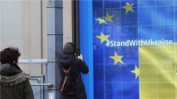 Scholz fordert von Brüssel klare Botschaft an Putin Hält die Unterstützung der Europäischen Union für die Ukraine auch fast zwei Jahre nach Kriegsbeginn?