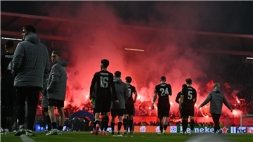 Hängende Köpfe an einem denkwürdigen Abend: Die VfB-Profis nach der Klatsche in Belgrad.