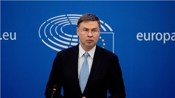 „Hätten wir beide Optionen - Euro-Bargeld und einen digitalen Euro -, so könnten alle frei wählen, wie sie bezahlen möchten“: Valdis Dombrovskis.