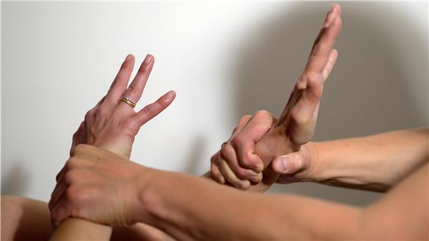 Häusliche Gewalt wendet sich meistens gegen Frauen. Betroffene Opfer von Straftaten, darunter sexualisierte Gewalt, finden Unterstützung im Opferhilfebüro.