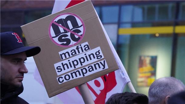 Umstrittener MSC-Deal - Bürgerschaft entscheidet wohl später Hafenarbeiter, Betriebsräte und die Gewerkschaft Verdi sind strikt gegen einen Einstieg von MSC bei der HHLA.