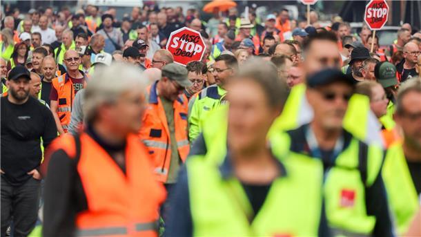 Hafenarbeiter demonstrieren für eine bessere Bezahlung. (Archivfoto)