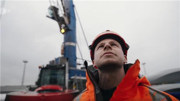 Hafenarbeiter Dennis Kasten stand in der ZDF-Reportage stellvertretend für die Arbeit in den Häfen, erzählt am Beispiel des kleinen Stückgutbereichs in Bremen.