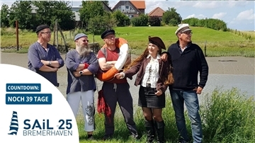 Fünf Menschen auf einer Wiese