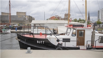 Ein Schiff im Neuen Hafen.