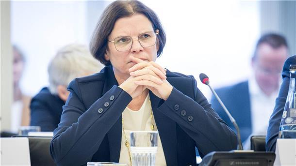 Frau mit verschränkten Armen. 