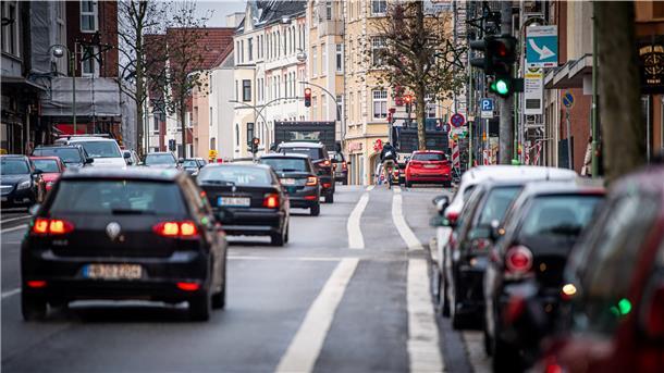 Autos auf der Hafenstraße in Bremerhaven.